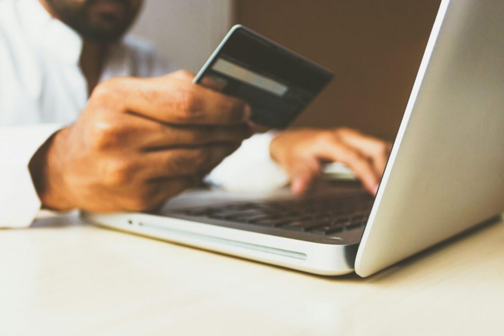 person paying the ibi in barcelona with the computer